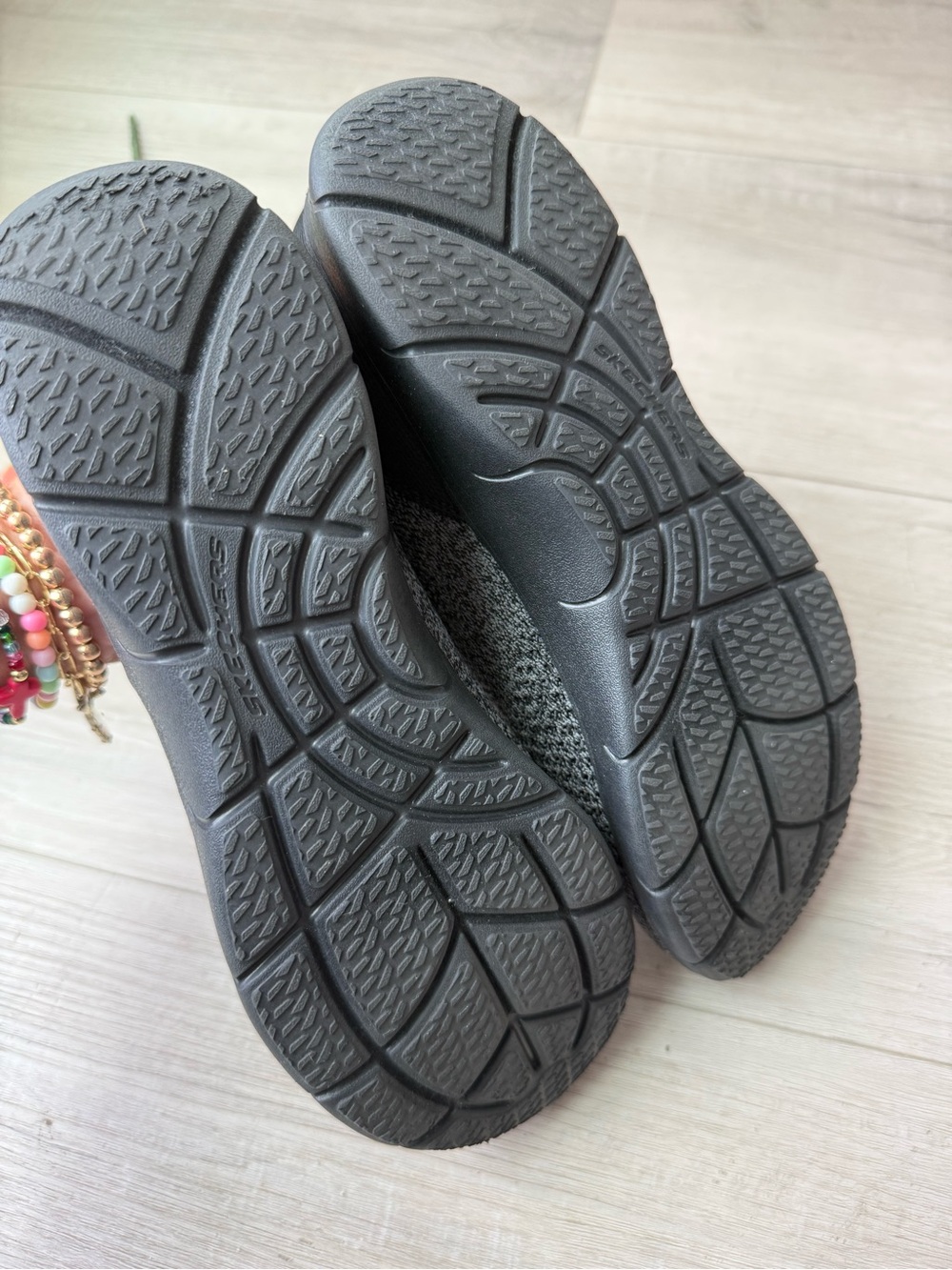 Skechers
Women’s 8.5 cool air Archfit slip on shoes - Picture 3 of 5